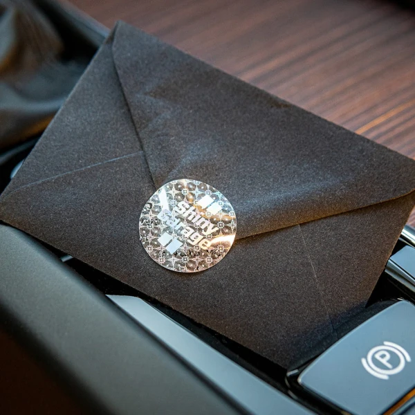 Karta podarunkowa Shiny Garage zapakowana w elegancją kopertę z hologramem