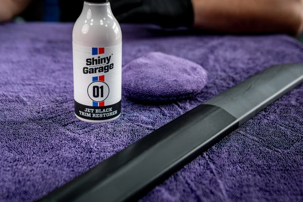 Dressing do plastików zewnętrznych Jet Black - efekt po użyciu