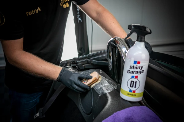 Uniwersalny środek czyszczący do wnętrza Insider Interior Cleaner - w użyciu