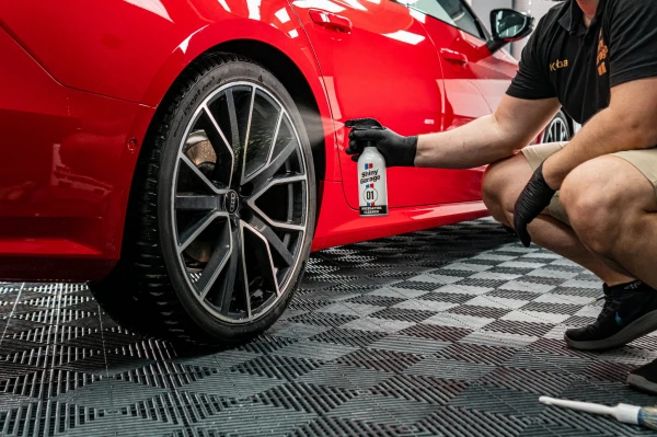Preparat do mycia felg i opon Wheel & Tire Cleaner - aplikacja