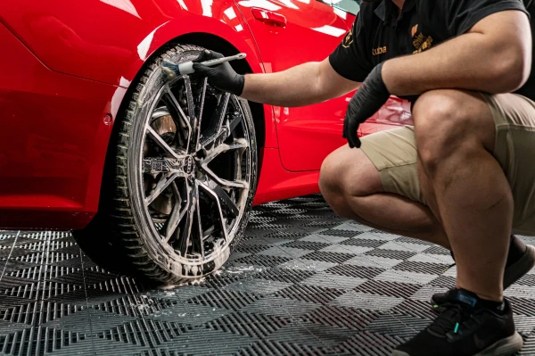 Preparat do mycia felg i opon Wheel & Tire Cleaner - w użyciu