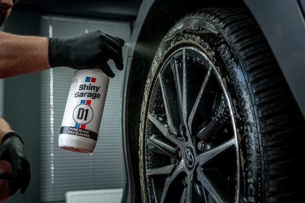 Koncentrat do czyszczenia elementów gumowych Pure Black Tire Cleaner - aplikacja
