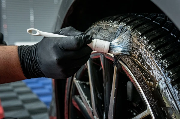 Koncentrat do czyszczenia elementów gumowych Pure Black Tire Cleaner - w użyciu