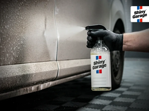 Zaaplikuj Pre-Wash TFR na zabrudzenia z butelki Shiny Garage