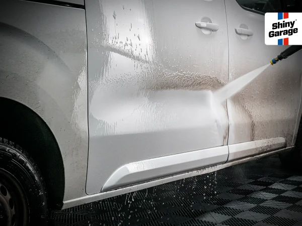 Po kilku minutach od aplikacji, spłucz dokładnie pod ciśnieniem całe auto